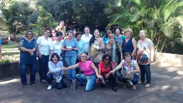 Grupo de orquidófilas de Tupã visita exposição de orquídeas em Assis