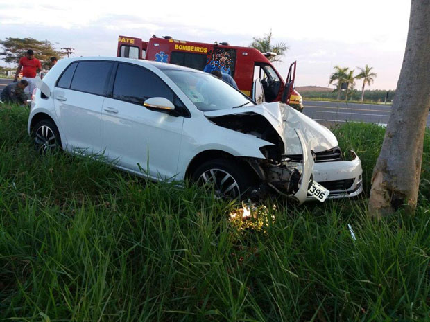 Motorista de Golf perde o controle e bate contra árvore no trevo de Tupã