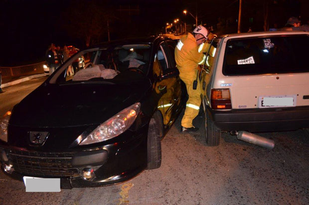 Acidente na Av. Tamoios mobiliza bombeiros e Polícia Militar