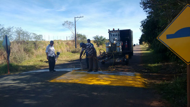 Após protesto de moradora, Prefeitura instala lombadas na altura do bairro Três Vendas