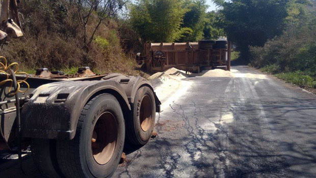 Carreta tomba na ponte do Rio do Peixe e carga de açúcar fica espalhada