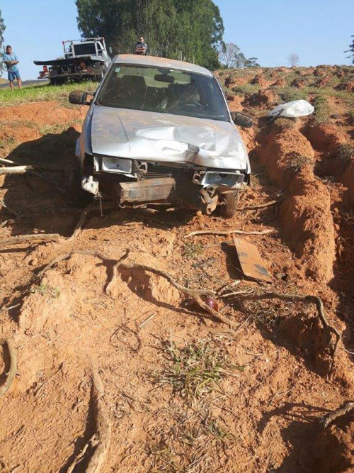 Motorista abandona veículo após se envolver em acidente, em Varpa