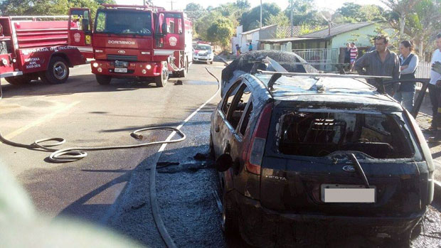 Incêndio deixa veículo totalmente destruído em Quintana