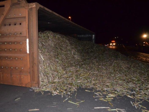 Caminhão tomba e espalha carga de cana-de-açúcar em rodovia de Iacri