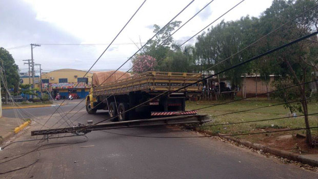 Caminhão derruba poste e deixa moradores sem energia na tarde de hoje em Tupã