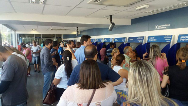 Tupãenses enfrentam filas após o fim da greve dos bancos