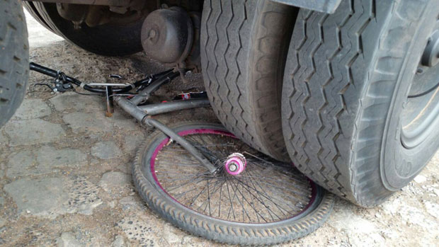 Ciclista vai parar embaixo de caminhão em cruzamento de Paraguaçu