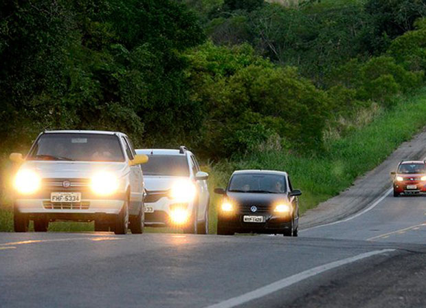 Justiça libera aplicação de multas por farol desligado em rodovia sinalizada