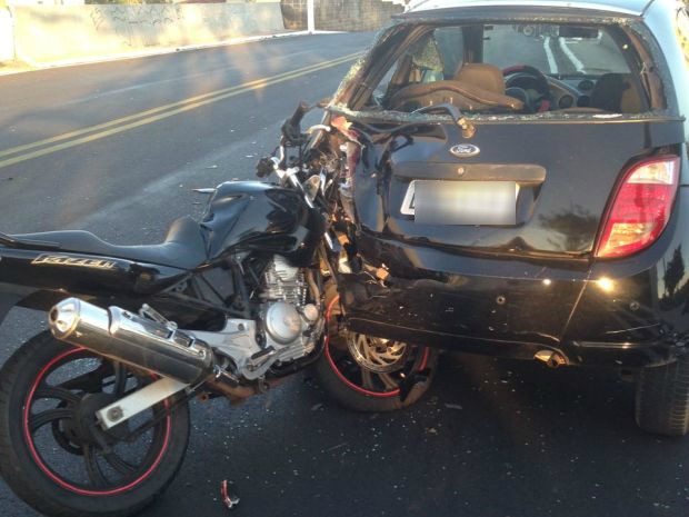 Acidente entre carro e moto deixa motociclista ferido em Marília