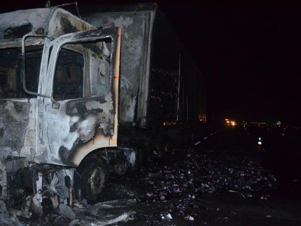 Caminhão pega fogo e carga de refrigerantes fica destruída em Tupã