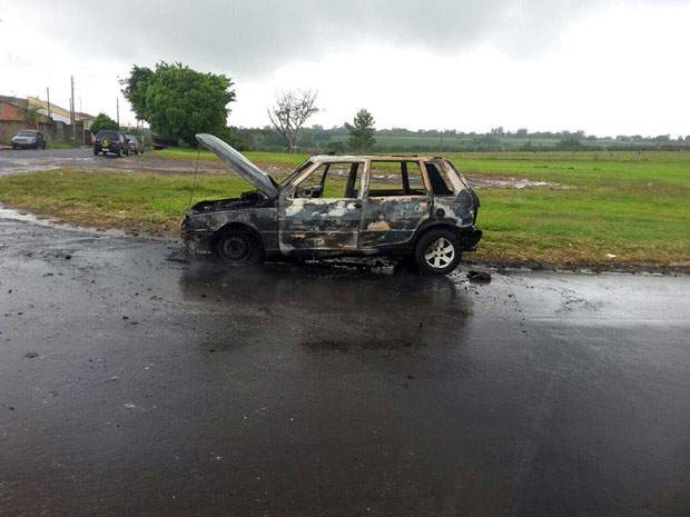 Carro com família pega fogo e fica completamente destruído