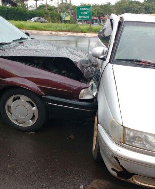 Motorista ignora sinalização no trevo do Chaparral e provoca acidente