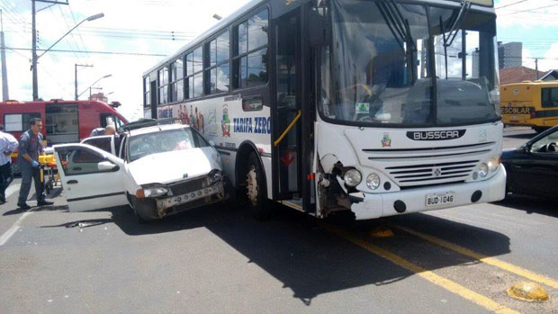 Ônibus da prefeitura de Quintana e veículo batem em cruzamento de Tupã