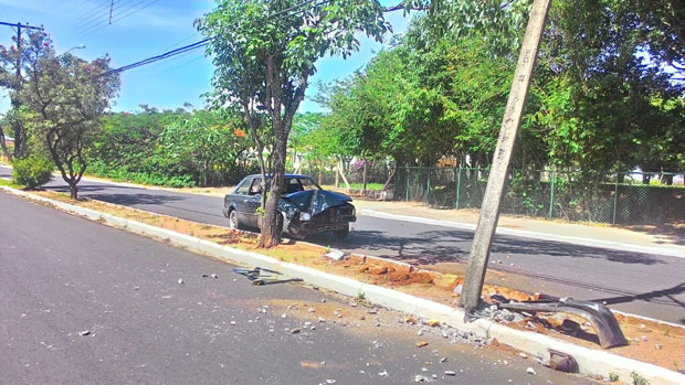 Motorista perde controle e bate em poste no Jd. Unesp