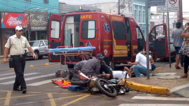 Motociclistas levam a pior em acidente com carro na Av. Tamoios