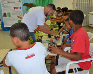 Oficina ensina moradores a plantar mini-hortas