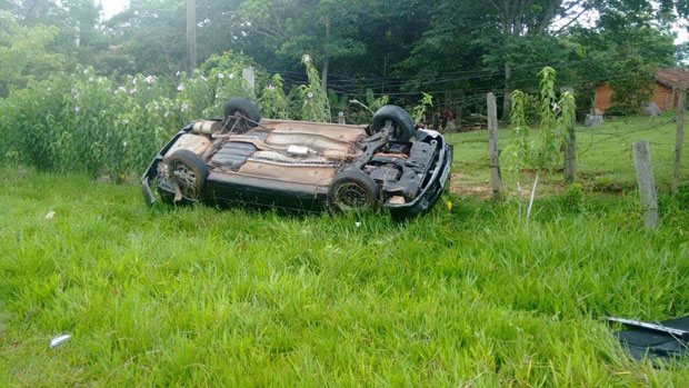 Motorista perde o controle de veículo e capota na vicinal próximo a Varpa