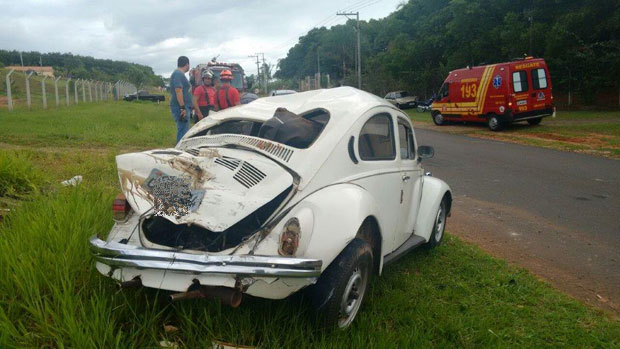 Fusca é atingido violentamente por caminhão em vicinal de Tupã