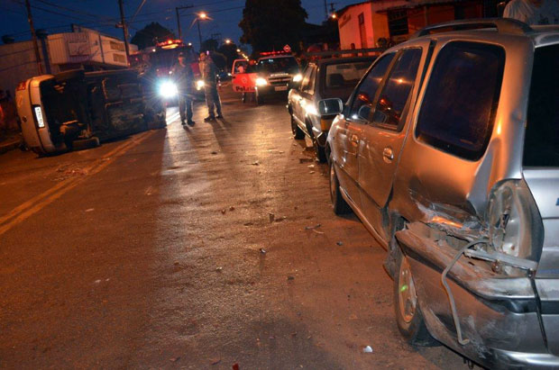 Motorista foge após bater em carros estacionados e tombar veículo