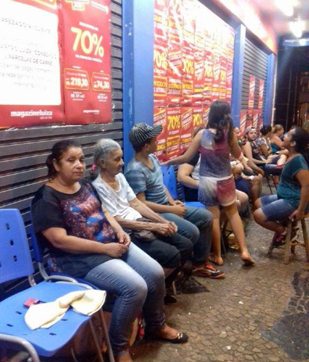 Moradores esperam mais de 12 horas na fila por liquidação em Tupã