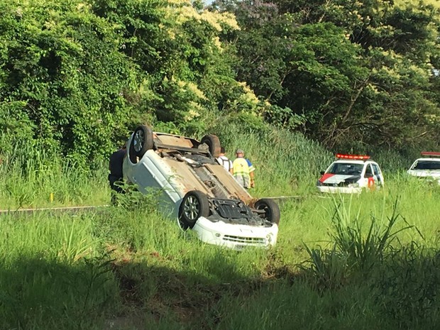 Capotamento deixa mulher ferida na Comandante João Ribeiro de Barros