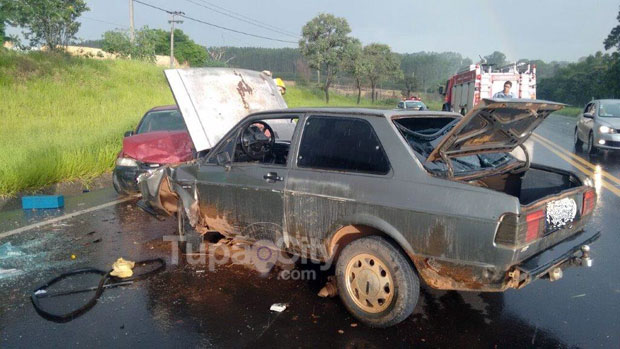 Carros batem de frente em rodovia de Tupã e três ficam feridos