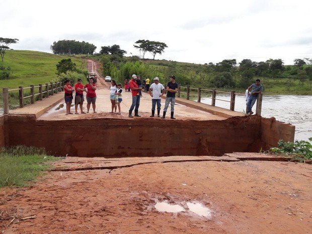 Chuvas destroem pontes e deixam índios ilhados, em Arco-Íris