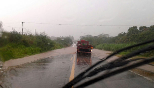 Rodovia João Ribeiro de Barros tem trecho interditado por causa da chuva