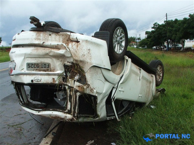 Caminhonete de Tupã capota várias vezes na SP-294, próximo a Pompeia