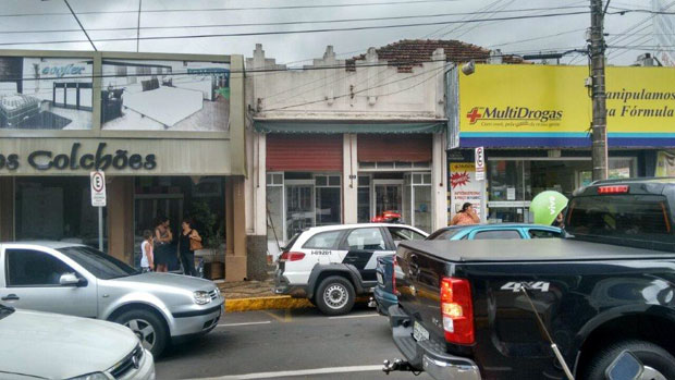 Ladrão quebra vitrine e furta relojoaria no centro de Tupã