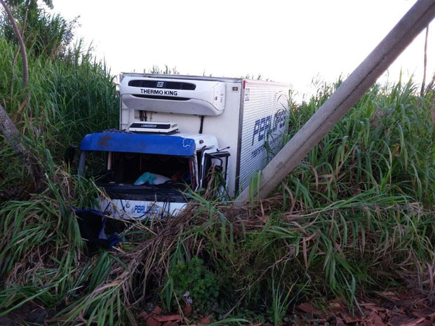 Mulher fica ferida em acidente com caminhão