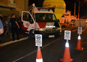 Motociclista tenta escapar de blitz na Av. Tamoios e tem veículo apreendido