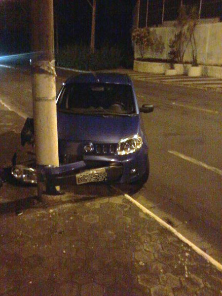 Motorista bêbado perde o controle e bate em poste