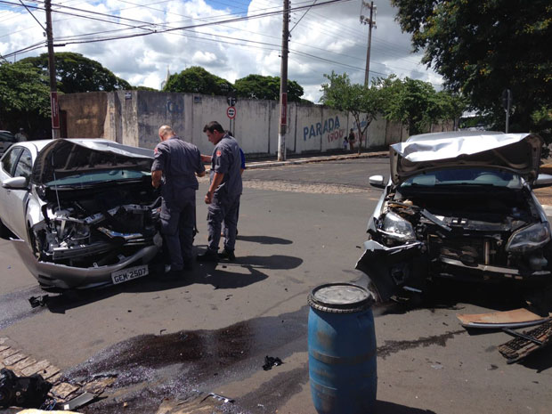 Veículos batem violentamente em cruzamento no centro de Tupã