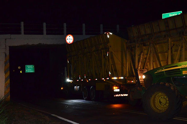 Caminhão enrosca em pontilhão na entrada da cidade na noite de ontem