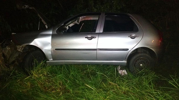 Carro perde o controle e colide contra árvore em Herculândia