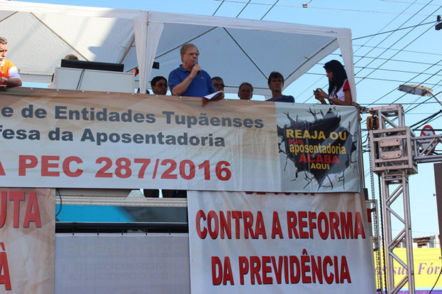 Tupãenses vão às ruas para protestar contra a reforma da previdência