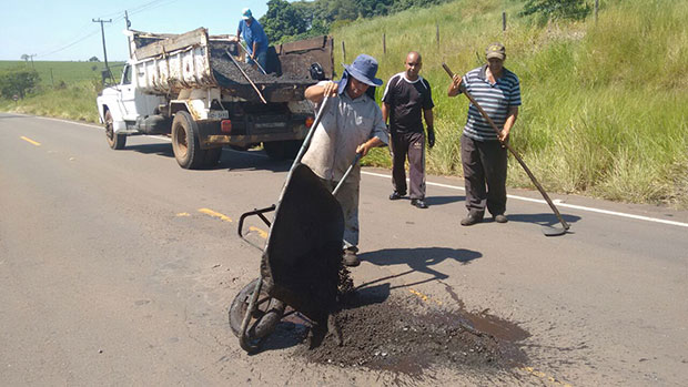 Prefeitura realiza melhorias em estrada na vicinal Tupã-Bastos