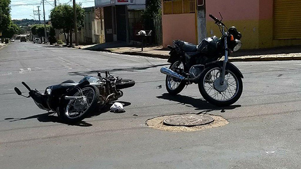 Duas motos se envolvem em acidente na Avenida Tabajaras em Tupã