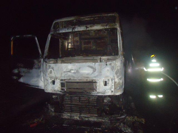 Incêndio destrói cabine de caminhão na SP-425 em Parapuã