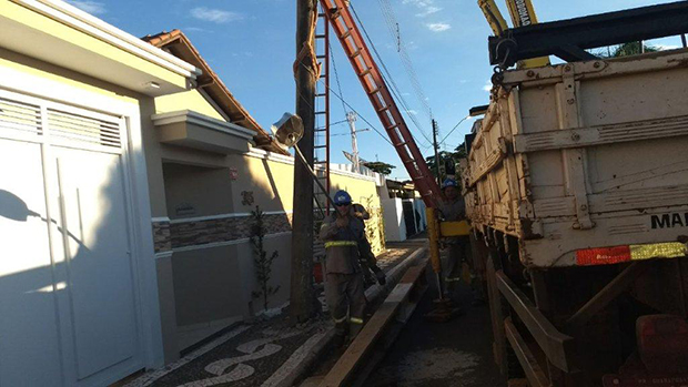 Motorista tem mal súbito e quebra poste no centro de Tupã