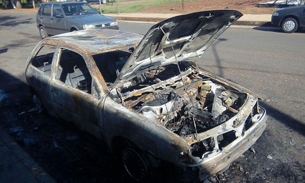 Homem incendia carro de ex-mulher em Iacri