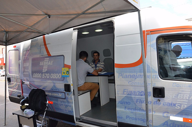 Unidade Móvel do SEBRAE realiza orientações com empreendedores tupãenses