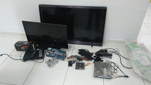 Homens são flagrados furtando TV no centro de Tupã