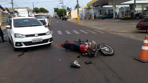 Mototaxista fica ferida em acidente no centro de Tupã