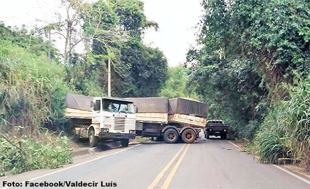 Carreta descontrolada desce em marcha ré e interdita vicinal Bastos – Tupã