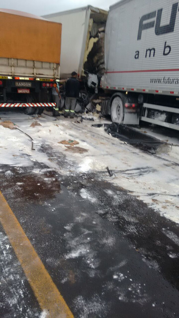 Colisão entre vários veículos deixa um morto e interdita rodovia