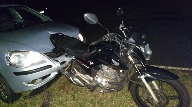 Carro colide na traseira de moto e fere duas pessoas na vicinal que liga Tupã, Bastos e Quatá