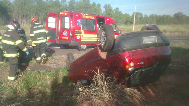 Motorista roda sobre a pista e capota carro na Rodovia Comandante João Ribeiro de Barros