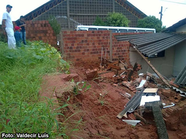 Chuva forte derruba muros de residências em Bastos